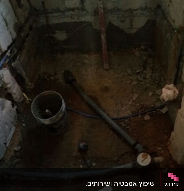 החלפת הצנרת אחרי פינוי חדר האמבטיה.